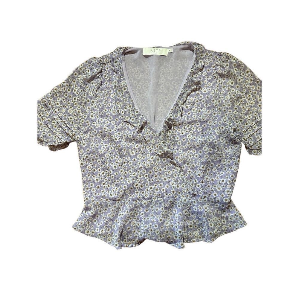 ASTR The Label Womens Lilac Ditsy Floral Ruffle Vneck blouse Sz M - Picture 5 of 10